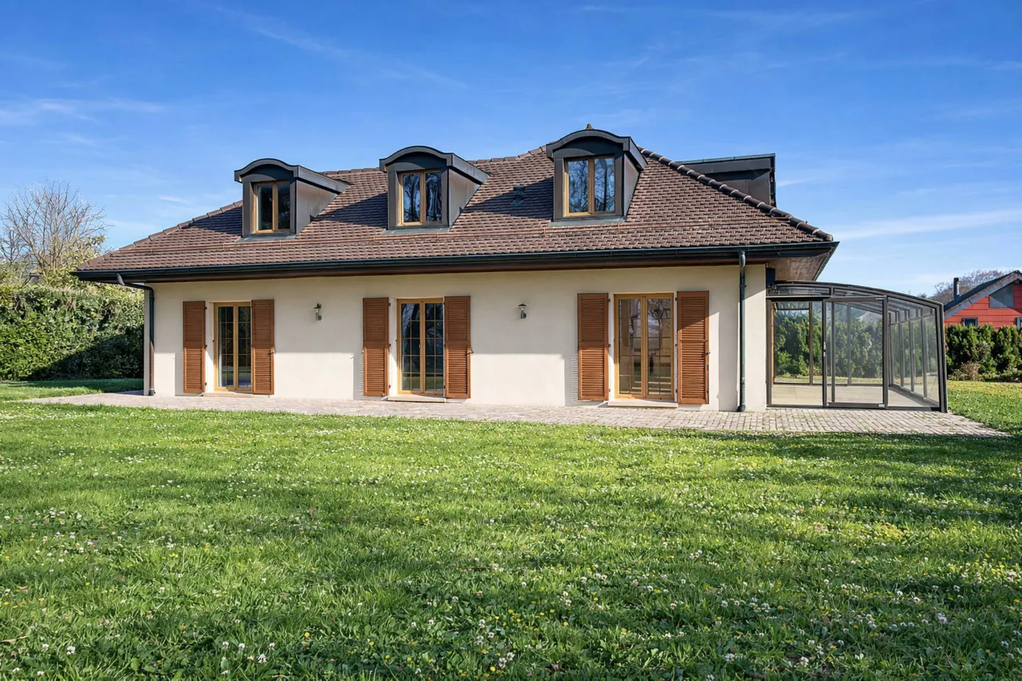 Geräumige Familienvilla am Waldrand mit großem Garten und großem Potenzial - Foto 4 von 11