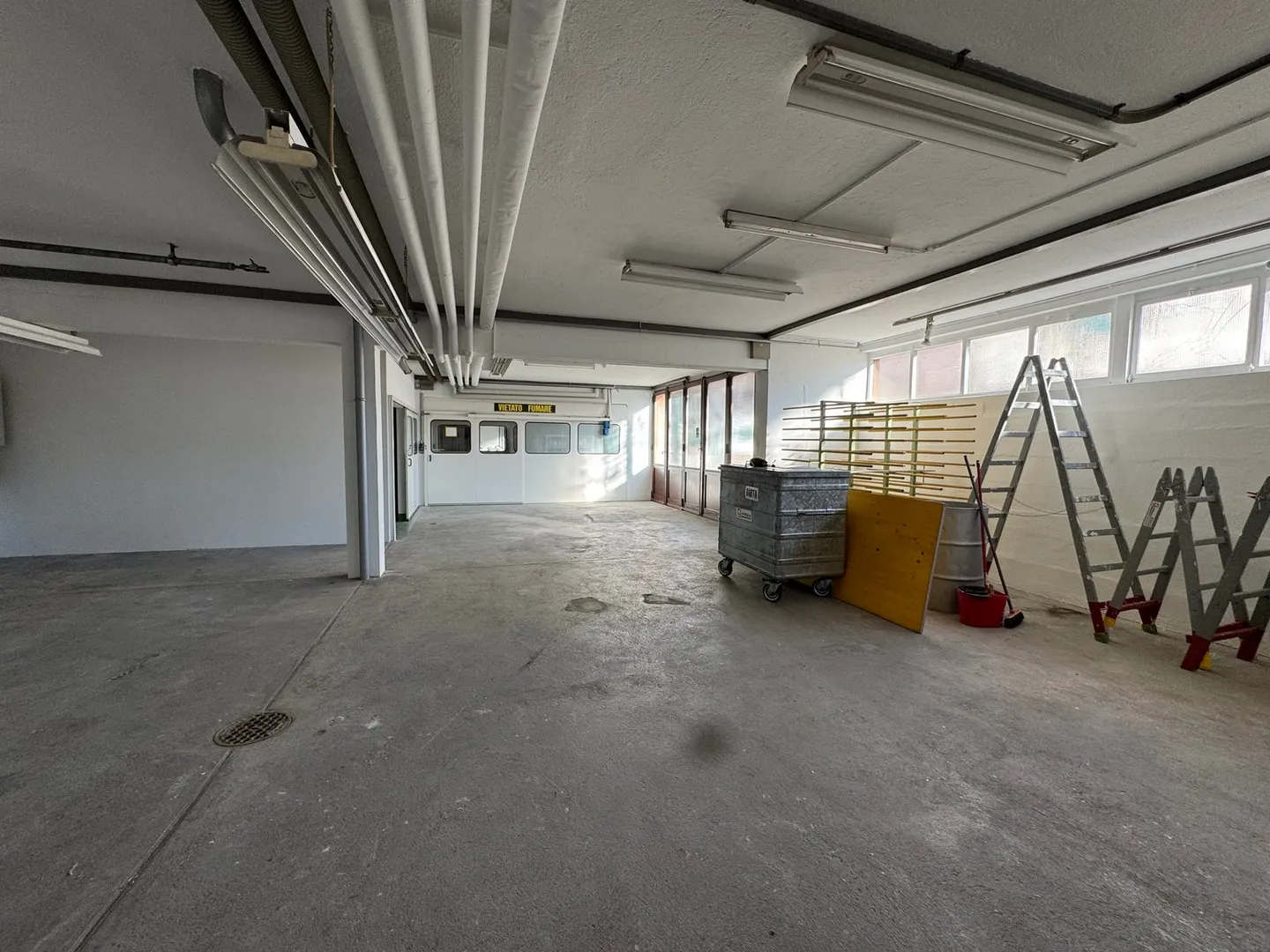 Verkauf oder Vermietung von Gewerbe-/Büro-/Verwaltungsimmobilie mit Büros in Balerna - Foto 27 von 33