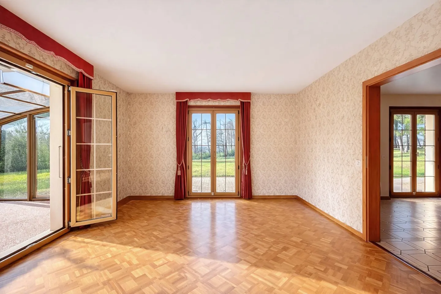 Geräumige Familienvilla am Waldrand mit großem Garten und großem Potenzial - Foto 5 von 11