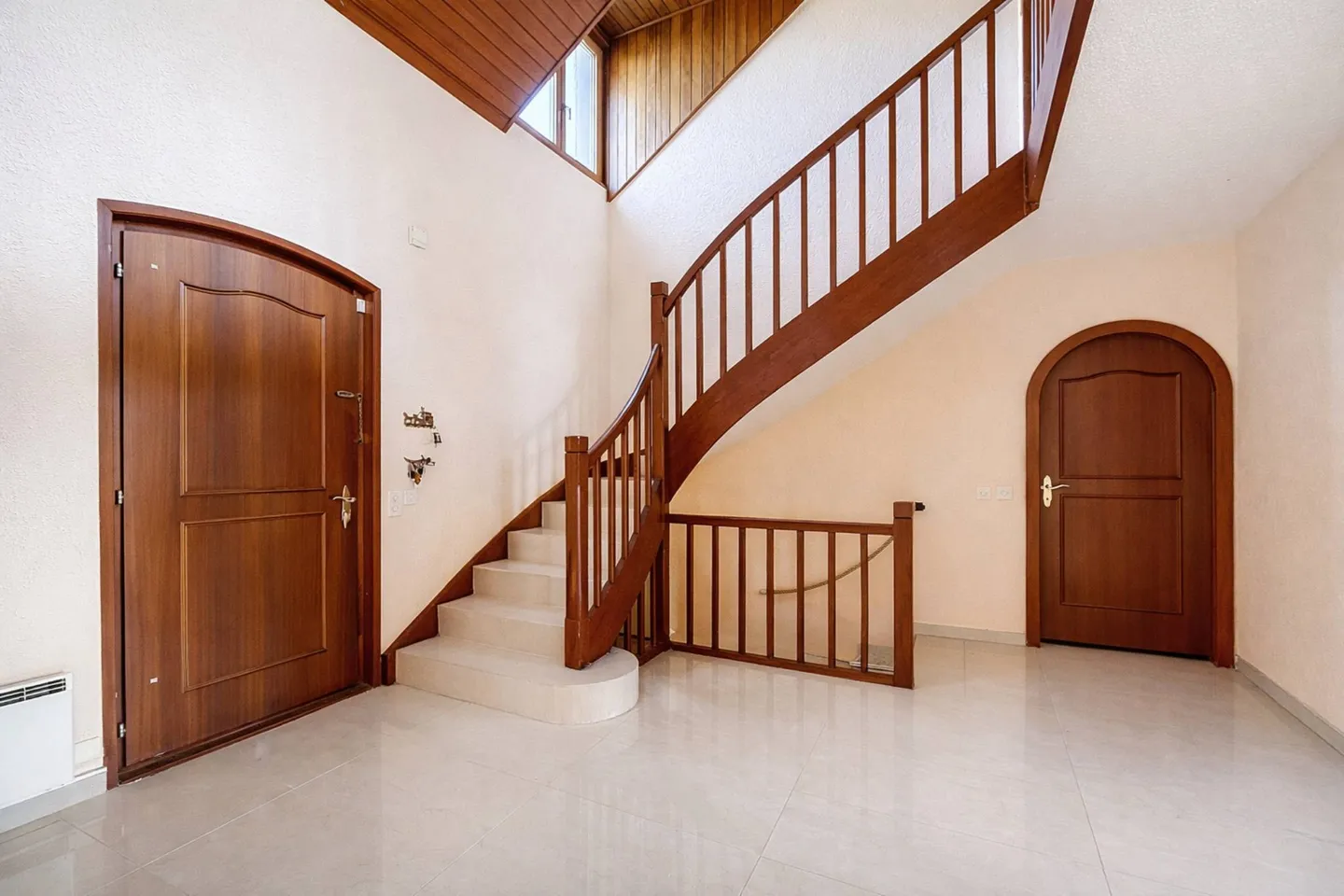 Geräumige Familienvilla am Waldrand mit großem Garten und großem Potenzial - Foto 6 von 11