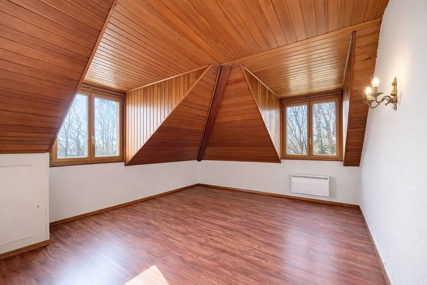 Geräumige Familienvilla am Waldrand mit großem Garten und großem Potenzial - Foto 7 von 11