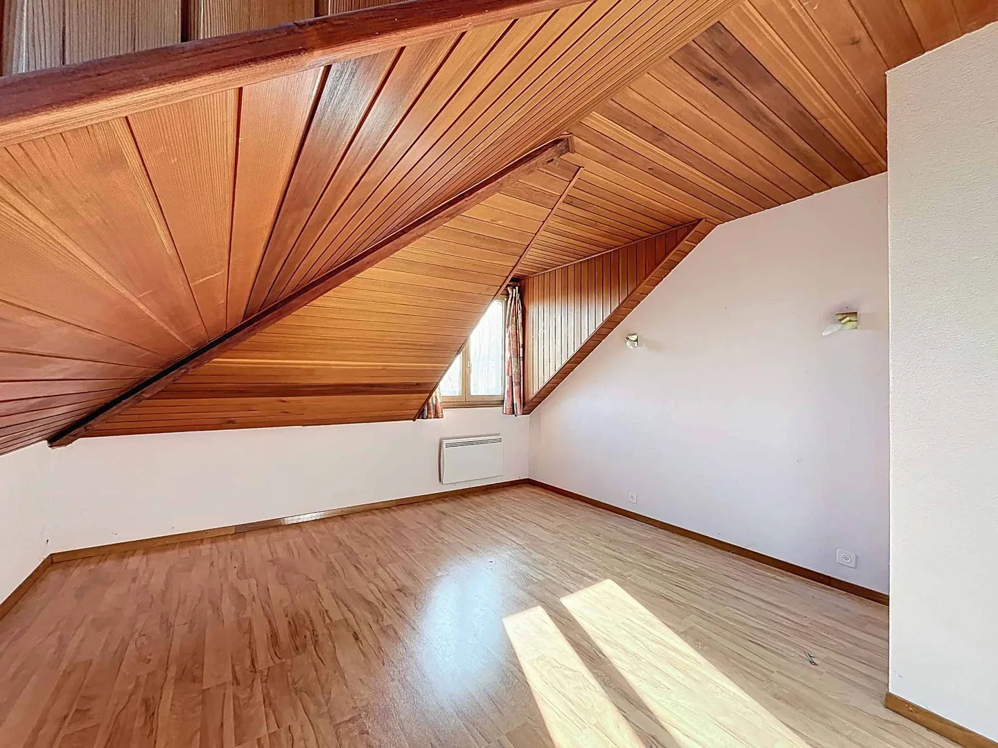 Geräumige Familienvilla am Waldrand mit großem Garten und großem Potenzial - Foto 8 von 11