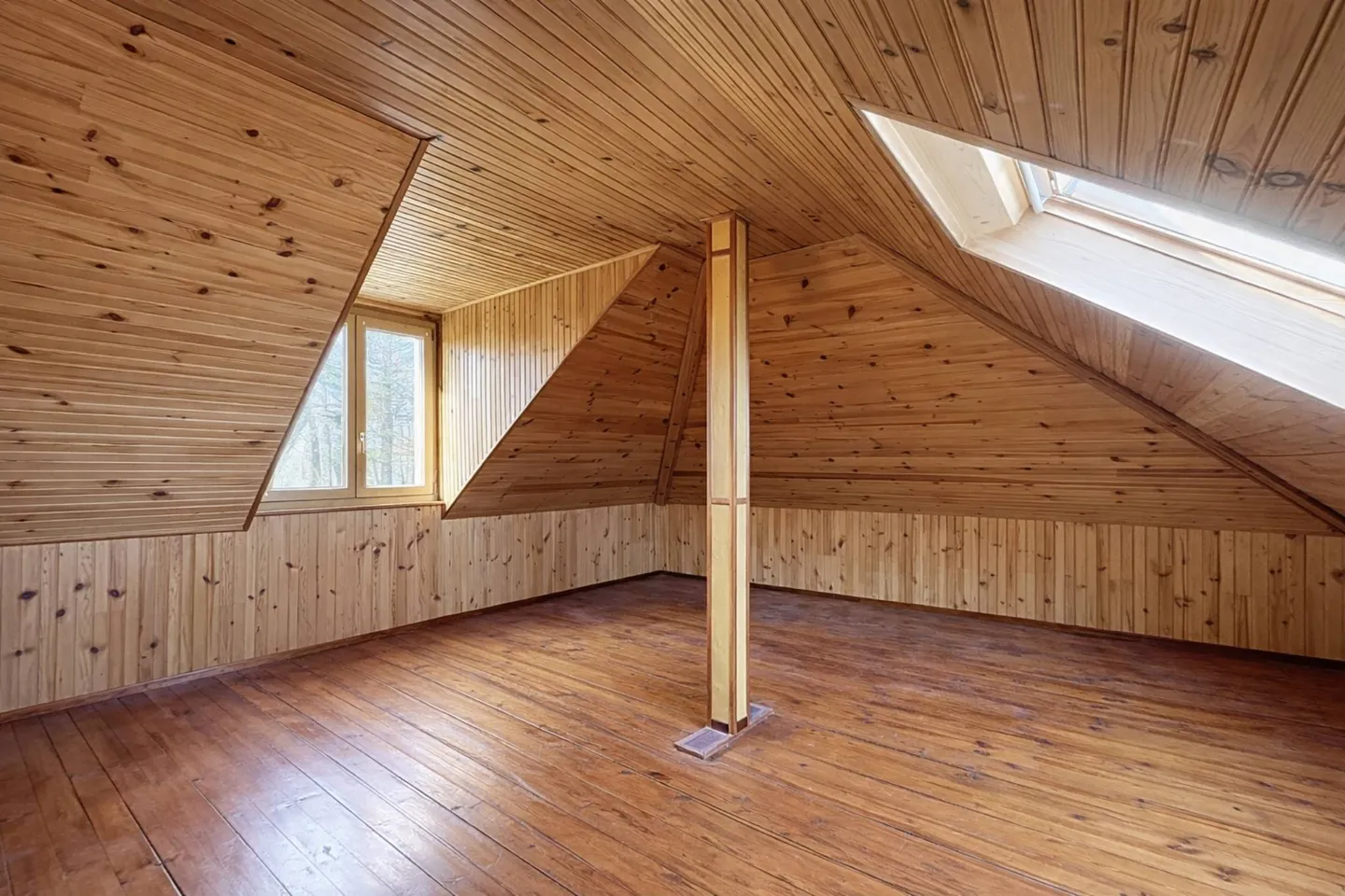 Geräumige Familienvilla am Waldrand mit großem Garten und großem Potenzial - Foto 9 von 11