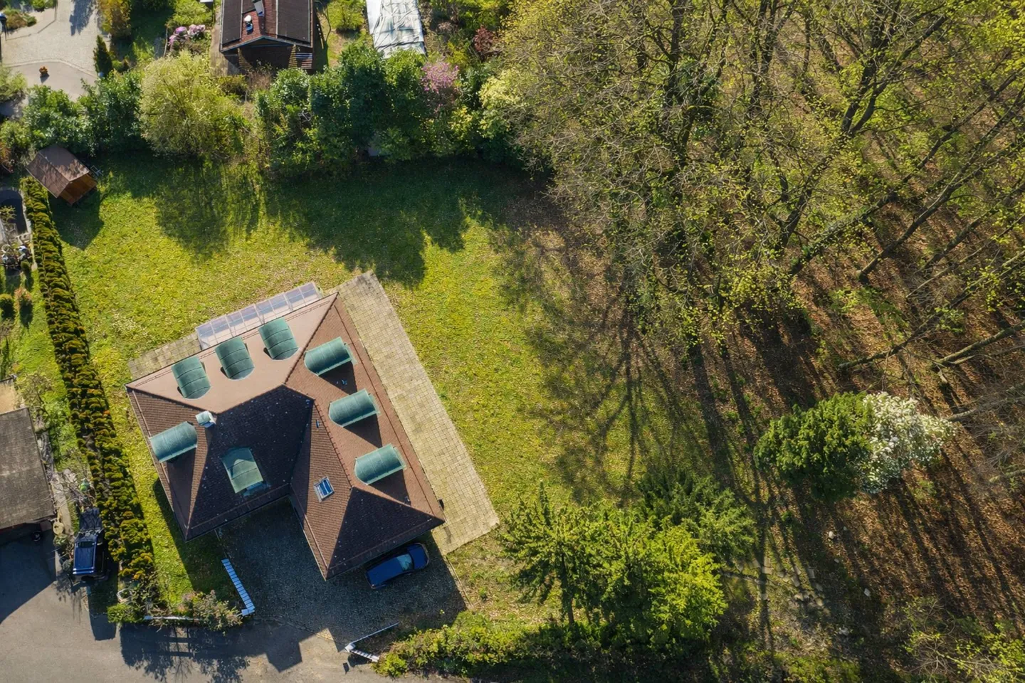 Geräumige Familienvilla am Waldrand mit großem Garten und großem Potenzial - Foto 11 von 11