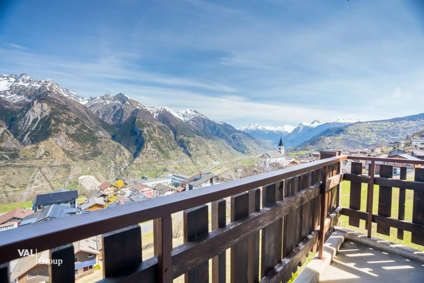 Light-flooded apartment with two balconies and breathtaking views - Photo 10 of 12