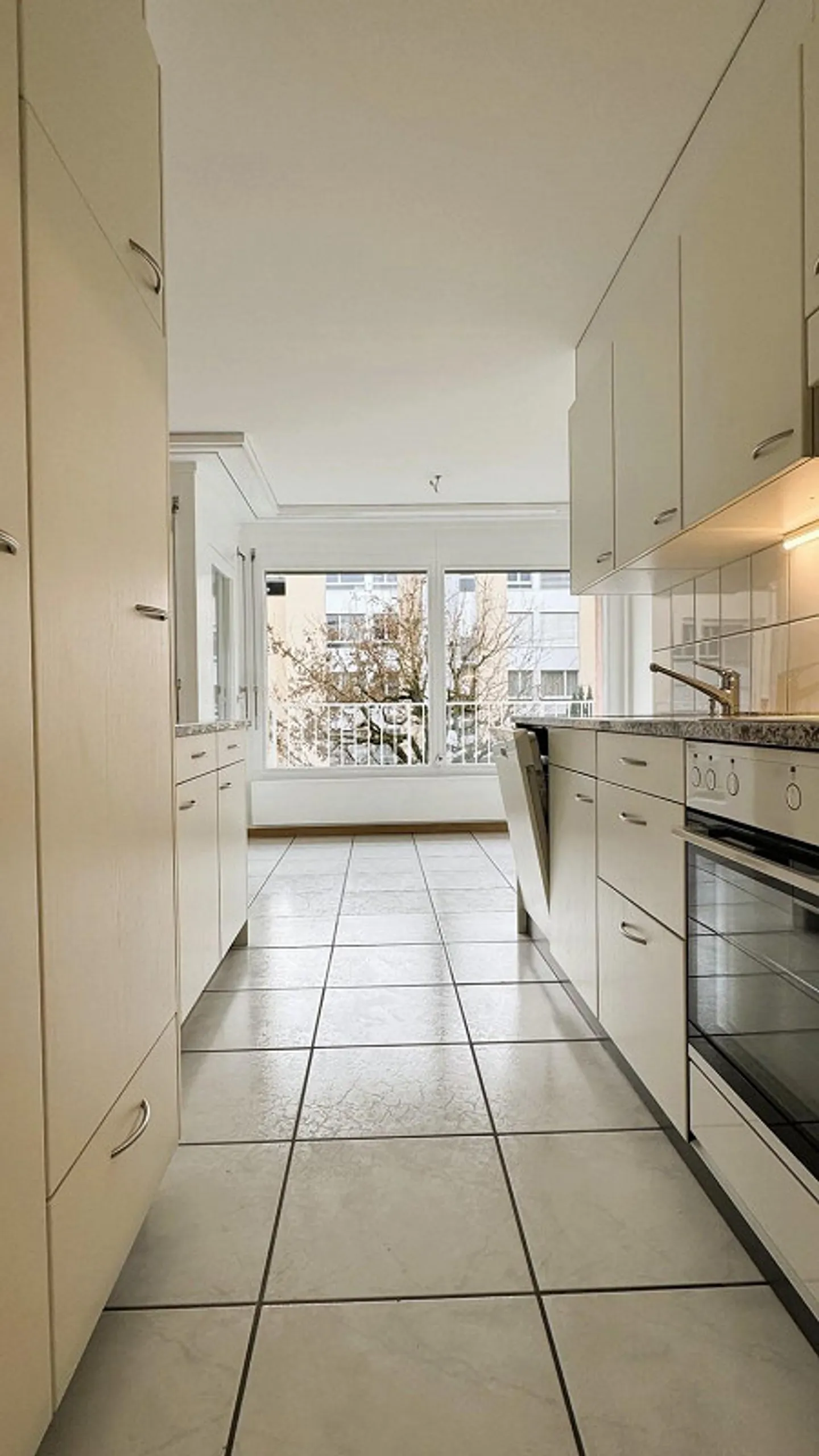 Appartement 3.5 pièces partiellement rénové à louer dans un endroit calme ! - Photo 7 sur 13