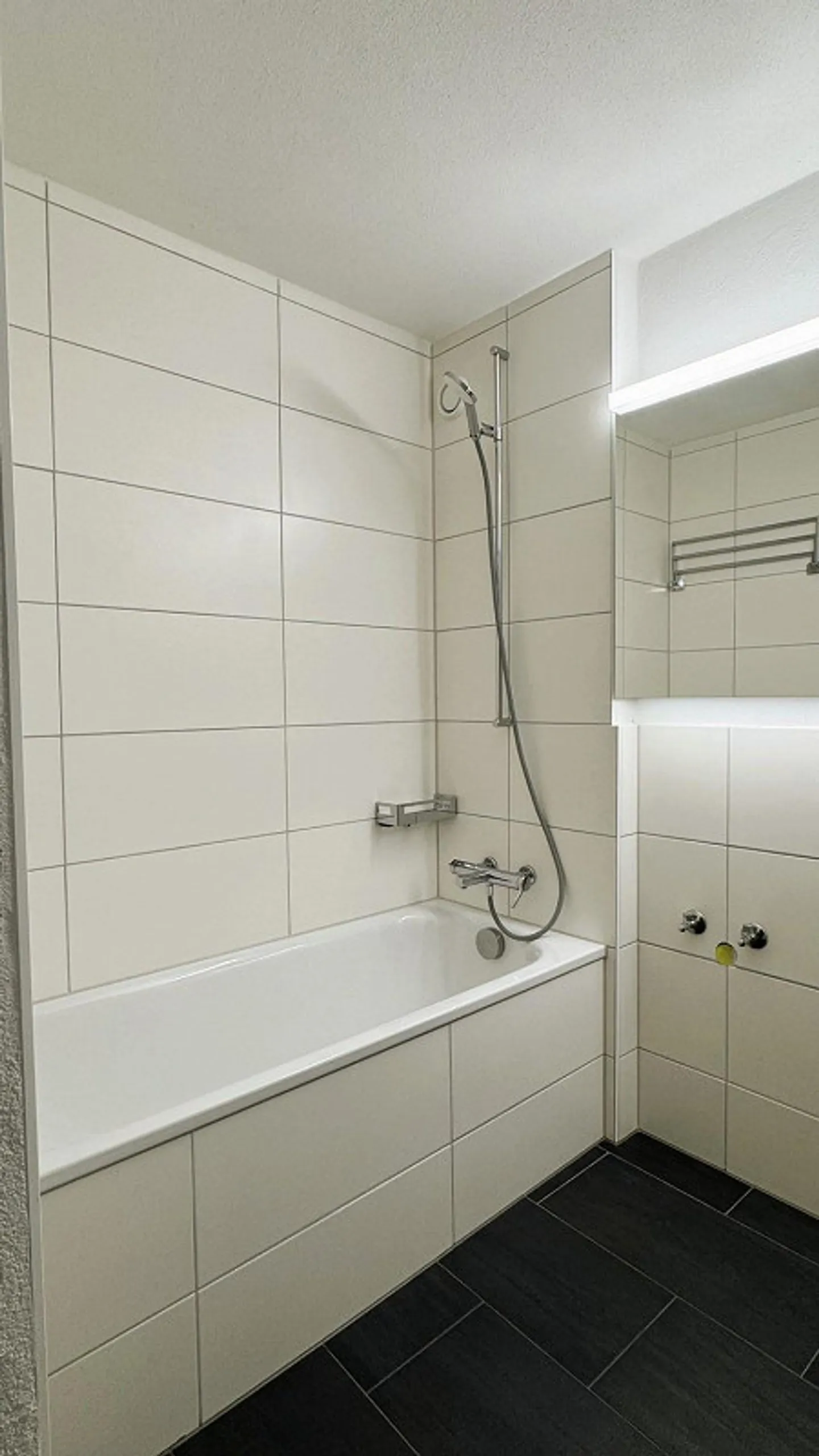 Appartement 3.5 pièces partiellement rénové à louer dans un endroit calme ! - Photo 11 sur 13