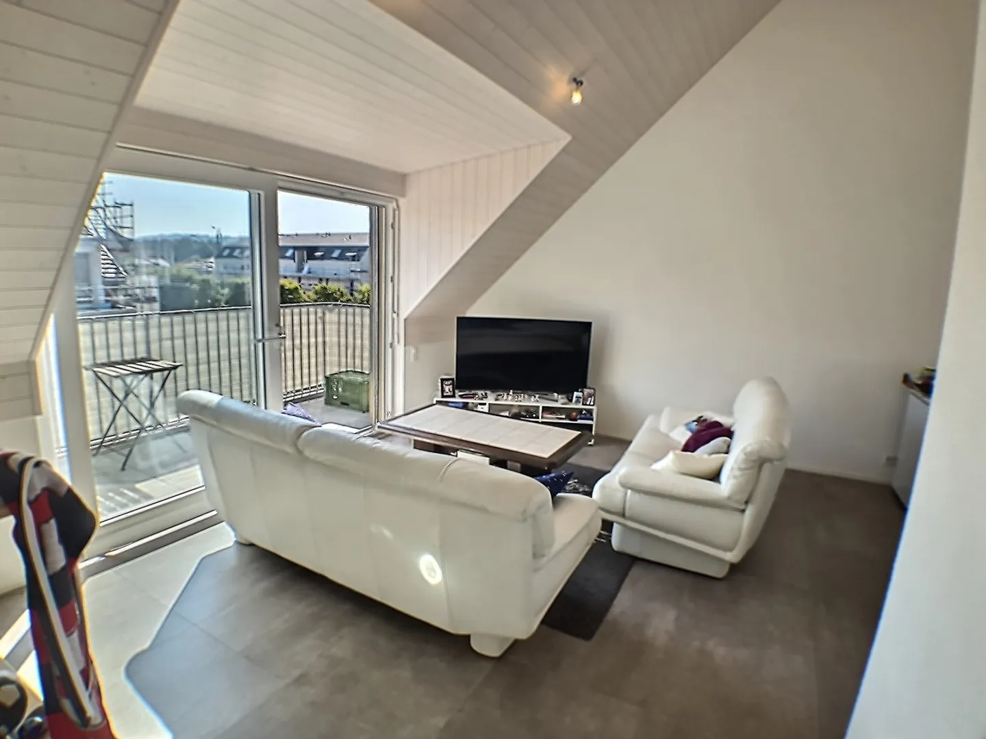 2.5-room penthouse apartment in Cudrefin / VD - Photo 3 of 10