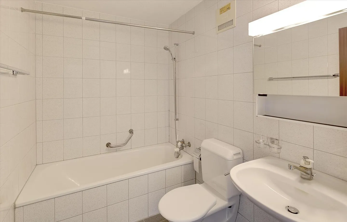 Attractive Apartment with Parking - Photo 5 of 9