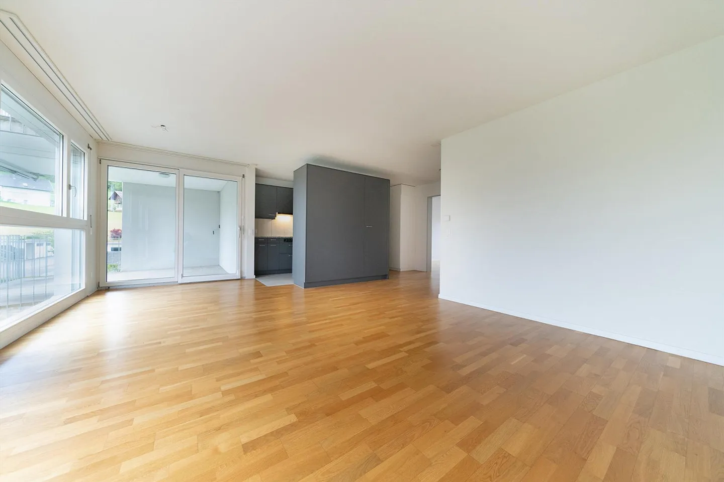 Balcony with a view of greenery - Photo 4 of 7