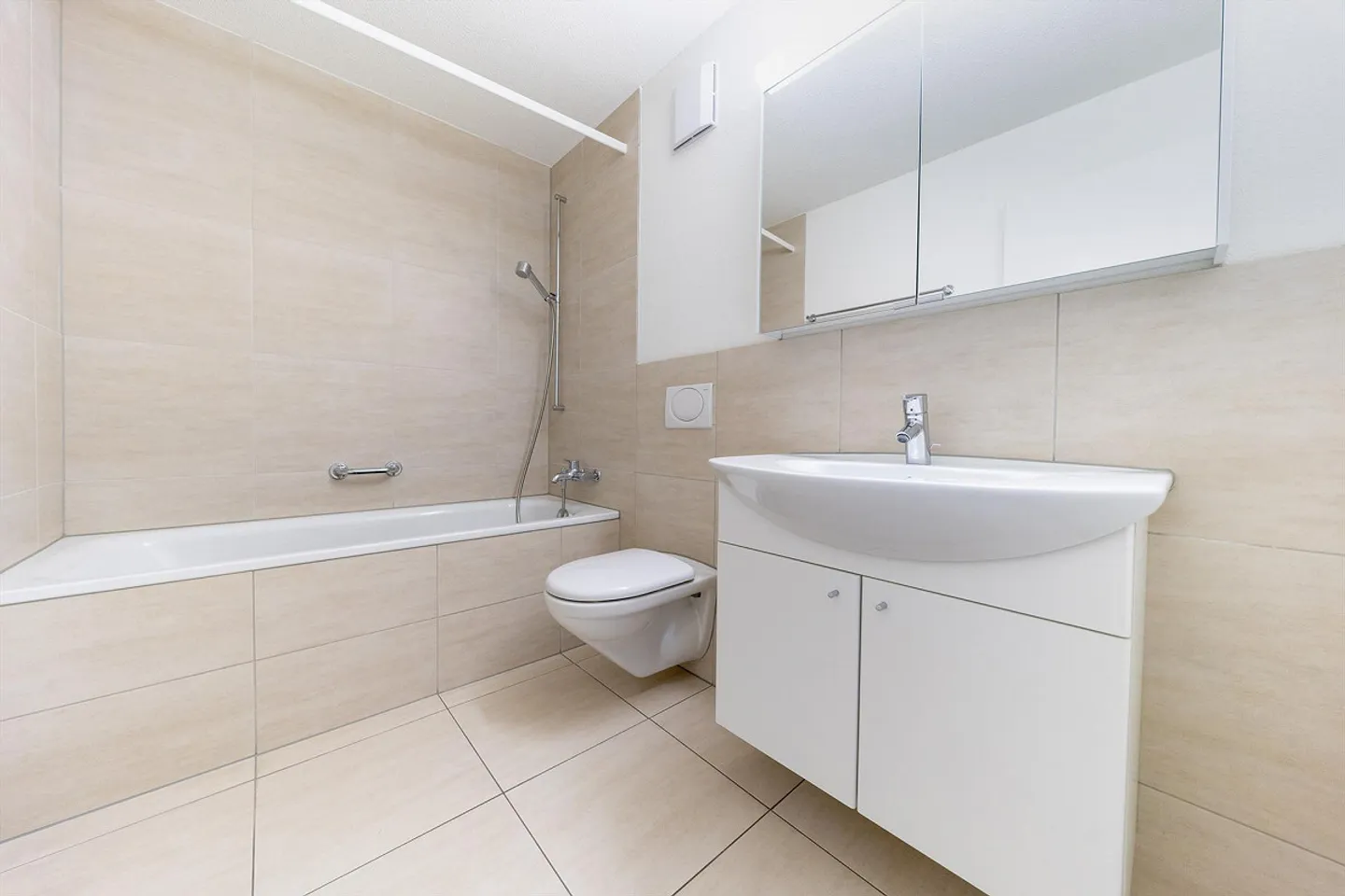 Balcony with a view of greenery - Photo 6 of 7