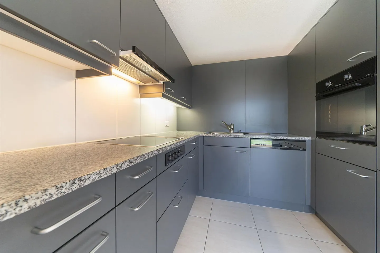 Balcony with a view of greenery - Photo 3 of 7