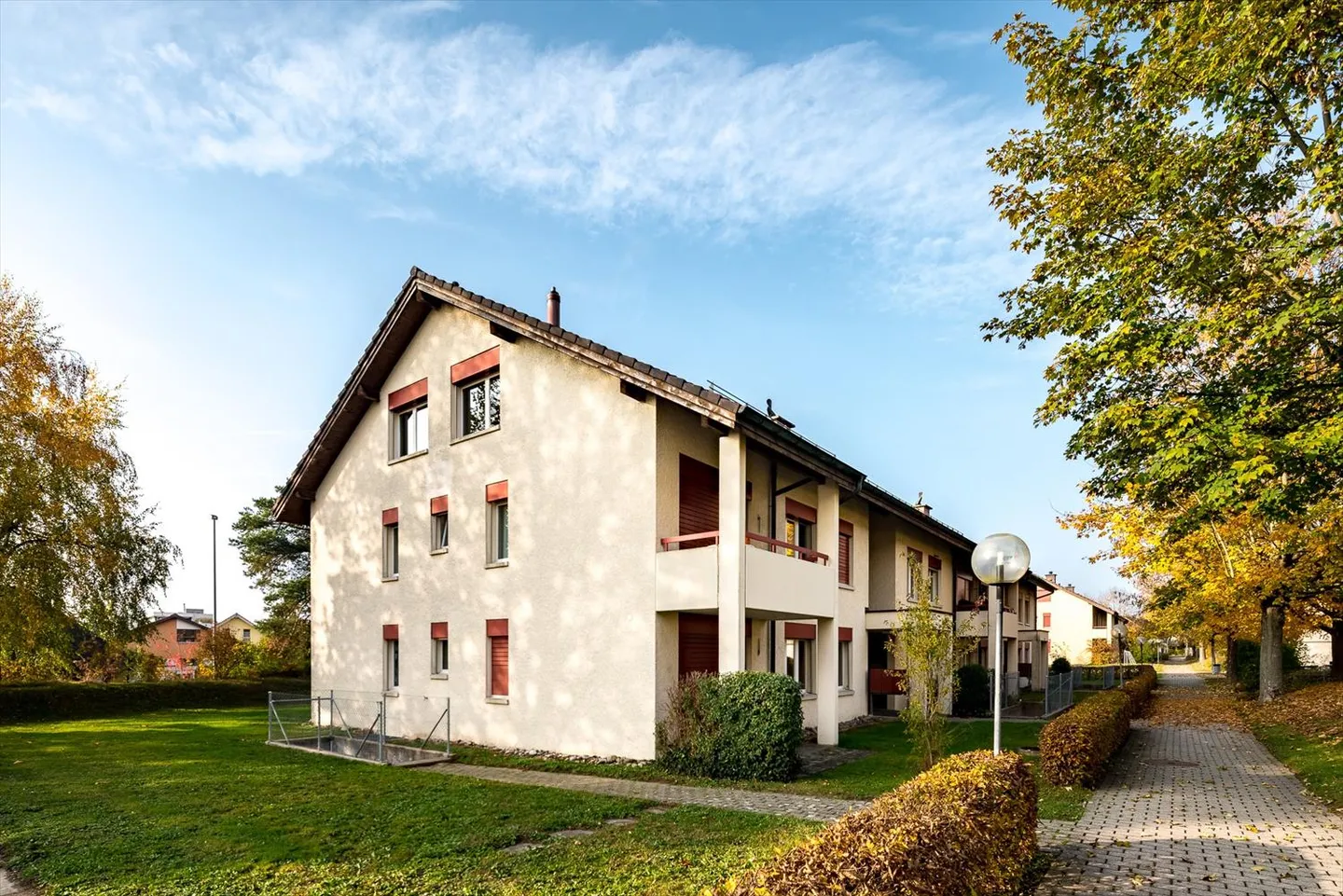 Vivere in un ambiente idilliaco con un bel angolo giardino - Foto 2 di 8