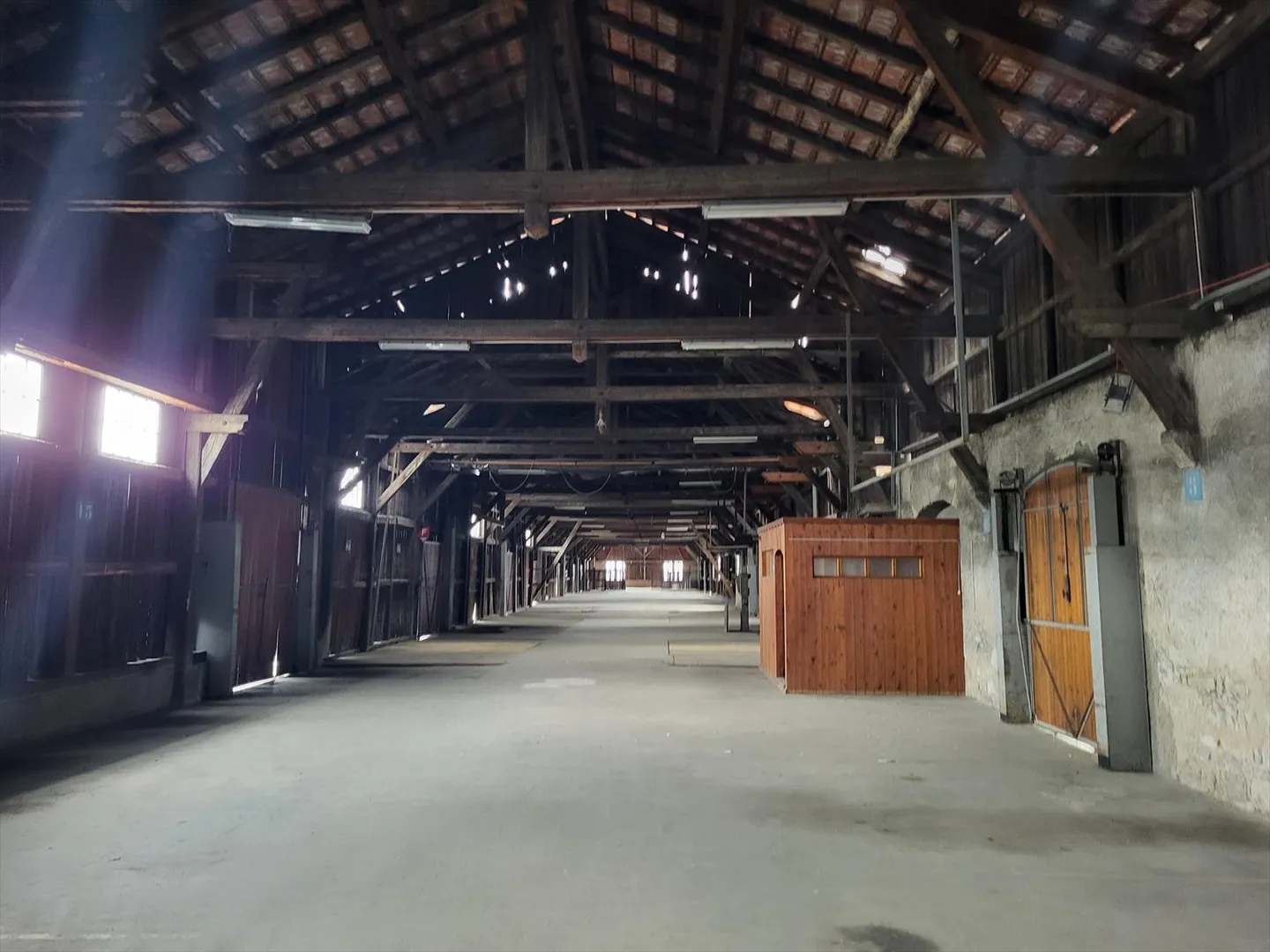 Surface de stockage idéalement située à proximité de la gare de Por... - Photo 1 sur 3