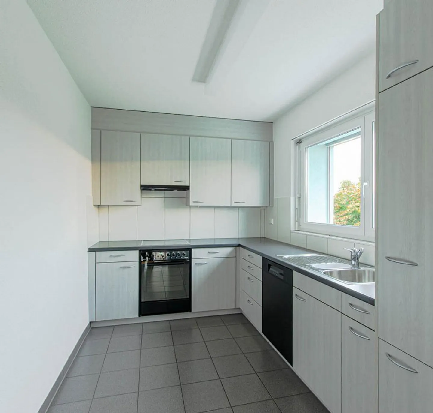 Vivre dans un quartier résidentiel ensoleillé et verdoyant - Photo 2 sur 9