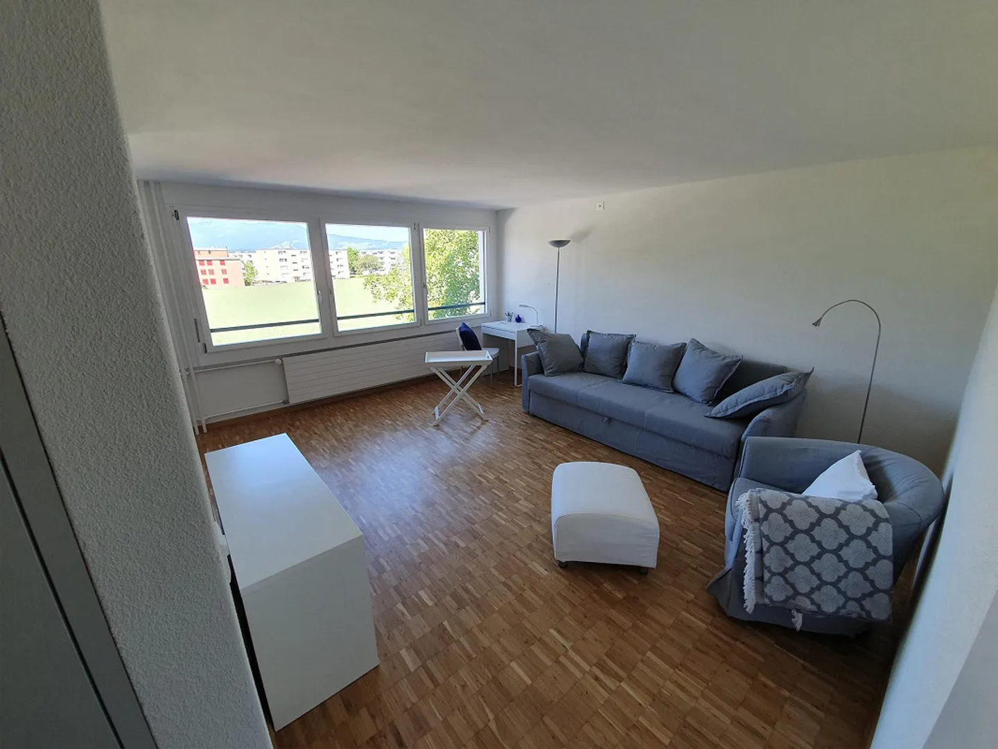 Renovated, bright and quiet 2.5 room apartment with 2 balconies - Photo 1 of 17