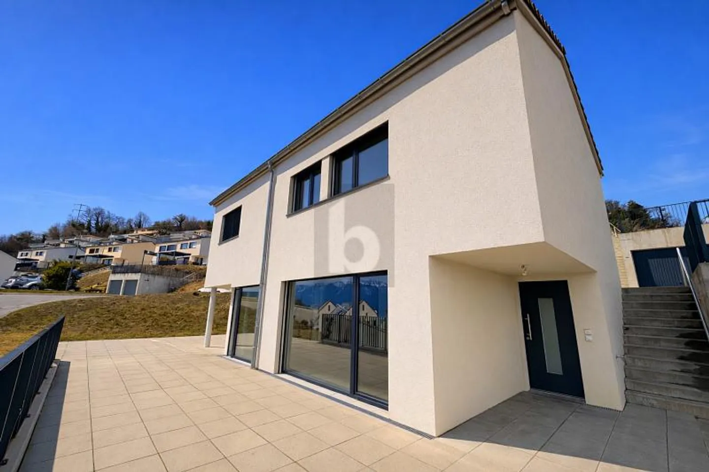 Proprietà individuale e contemporanea con vista mozzafiato! - Foto 2 di 6