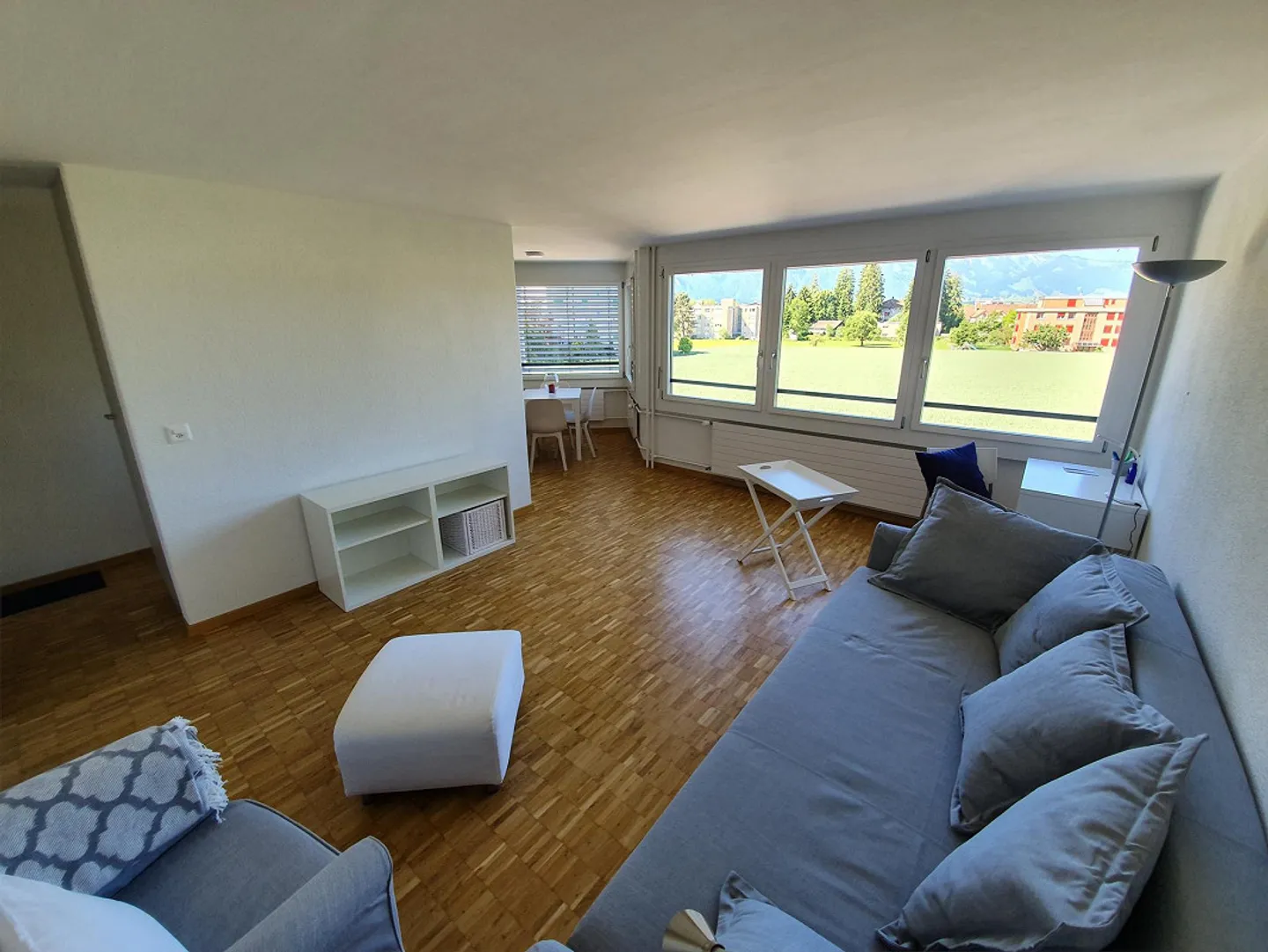 Renovated, bright and quiet 2.5 room apartment with 2 balconies - Photo 2 of 17