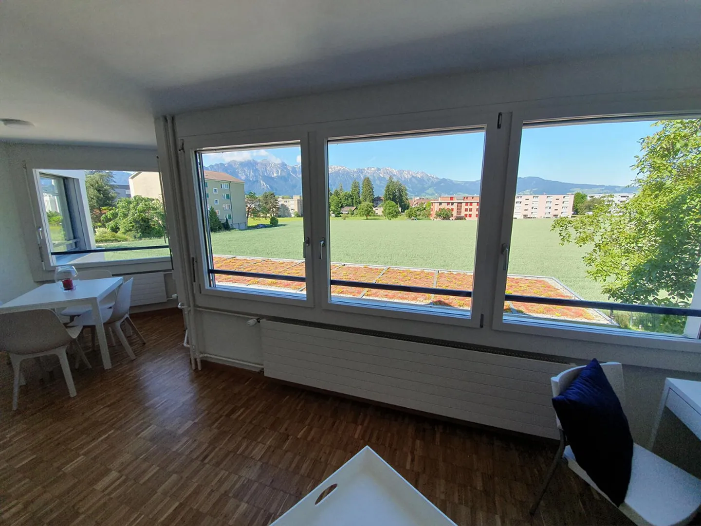 Renovated, bright and quiet 2.5 room apartment with 2 balconies - Photo 3 of 17