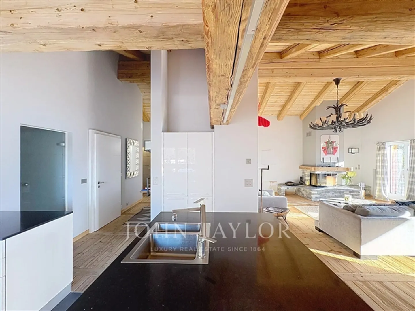 Spacious and bright penthouse with 5.5 rooms and mountain view - Photo 2 of 9