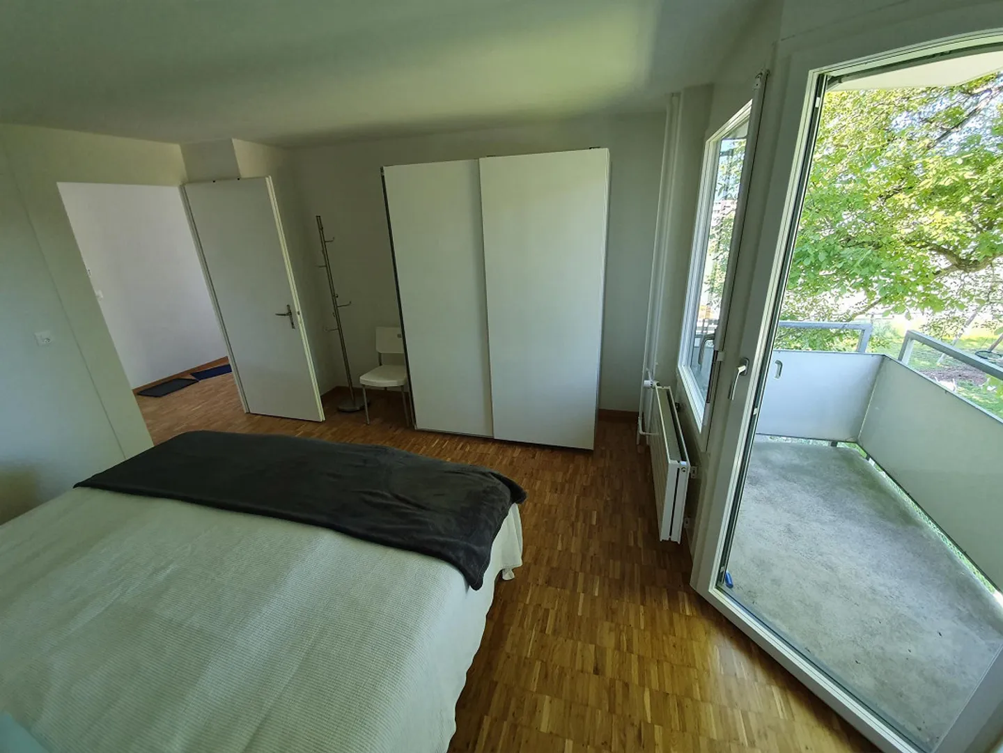 Renovated, bright and quiet 2.5 room apartment with 2 balconies - Photo 7 of 17
