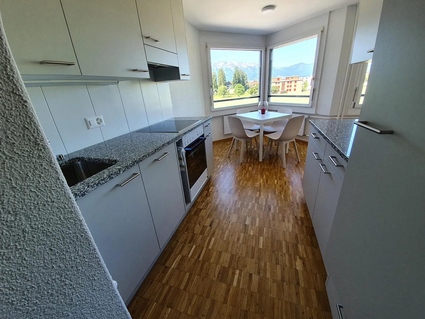 Renovated, bright and quiet 2.5 room apartment with 2 balconies - Photo 8 of 17