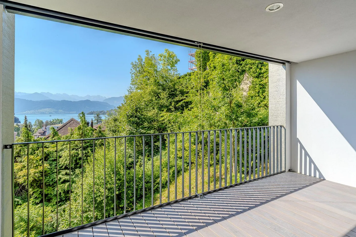 Une maison avec vue – un style de vie élégant près du lac - Photo 2 sur 12