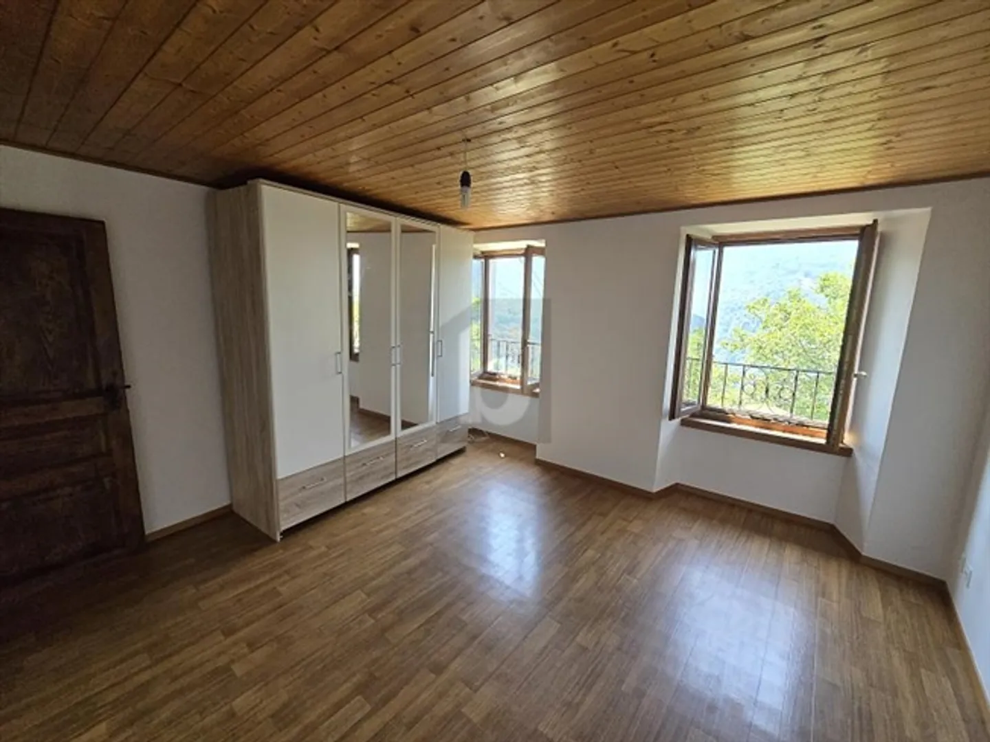 Sunny Family Home with Garden - Photo 4 of 5