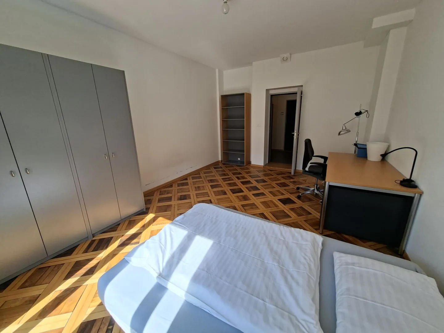 möbliertes, helles WG-Zimmer mit Balkon - zentral, modern und alles inklusive, 1.OG Zimmer Nr. 1 - Foto 2 von 7
