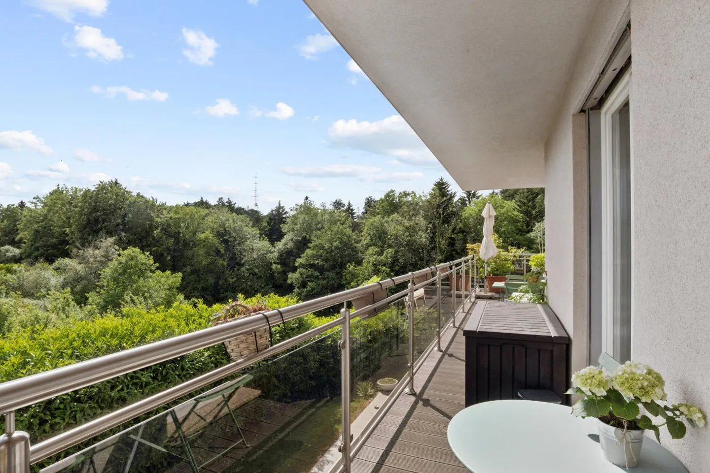Appartement moderne avec terrasse - Photo 2 sur 13