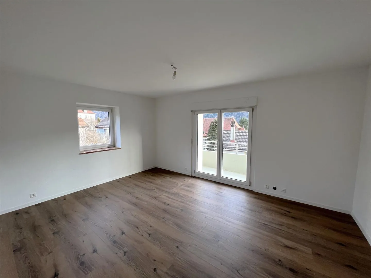 Saint-Imier, magnifique appartement de 3 pièces rénové au 1er étage avec balcon - Photo 1 sur 6