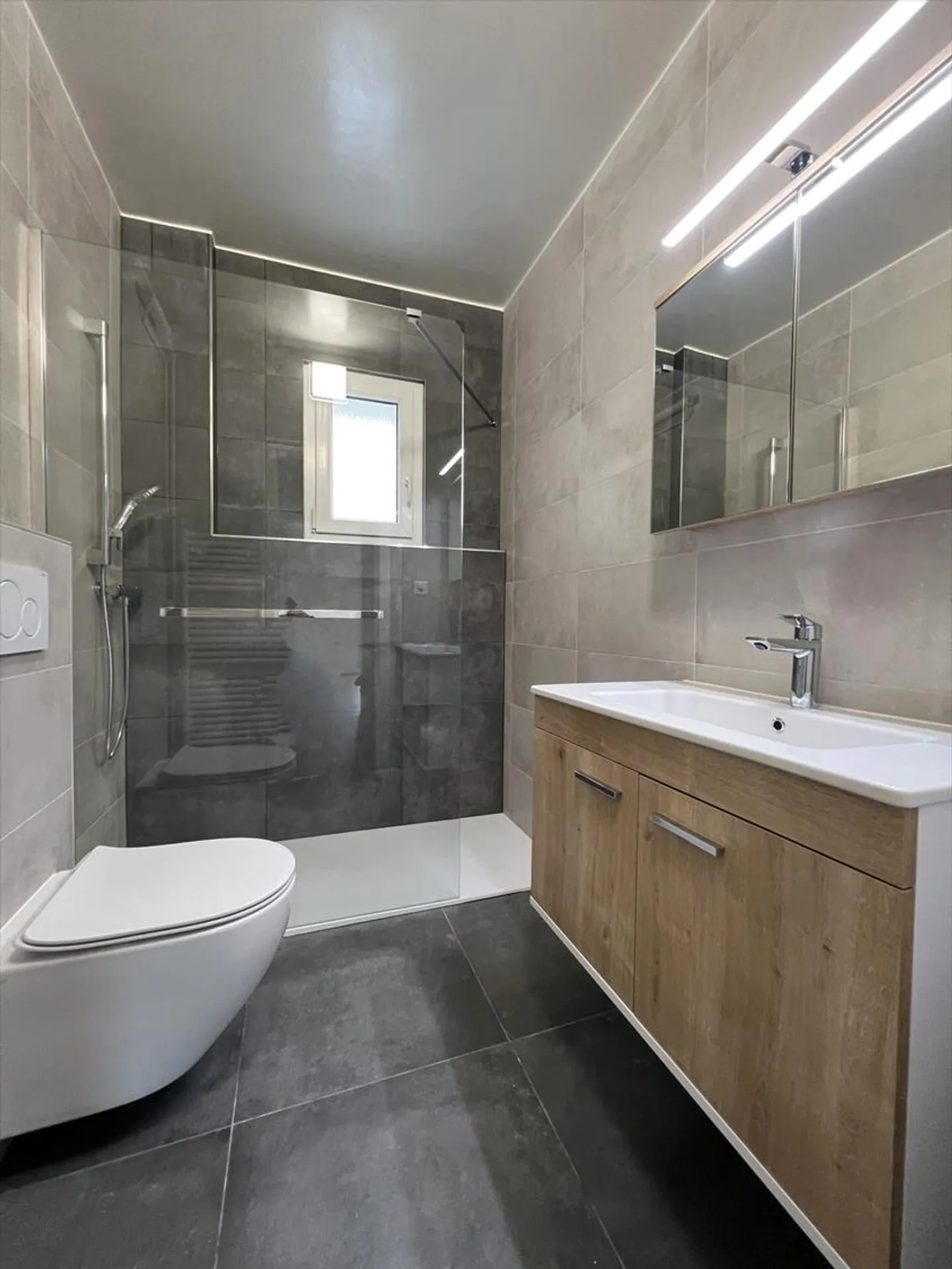 Saint-Imier, magnifique appartement de 3 pièces rénové au 1er étage avec balcon - Photo 3 sur 6