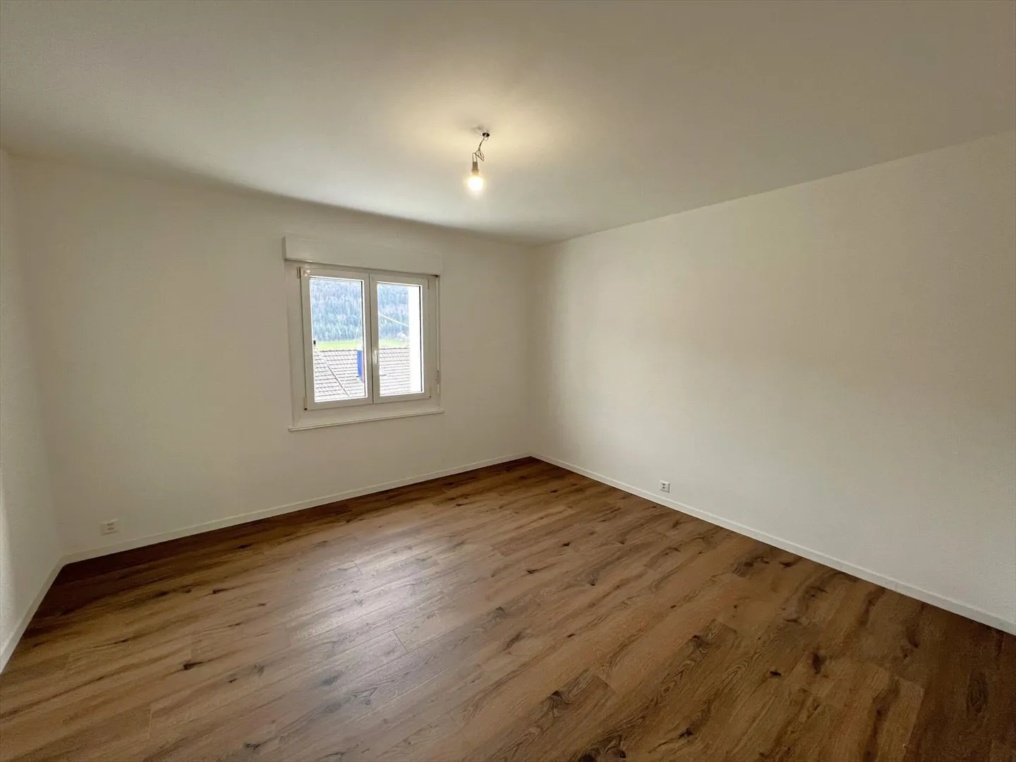 Saint-Imier, magnifique appartement de 3 pièces rénové au 1er étage avec balcon - Photo 4 sur 6