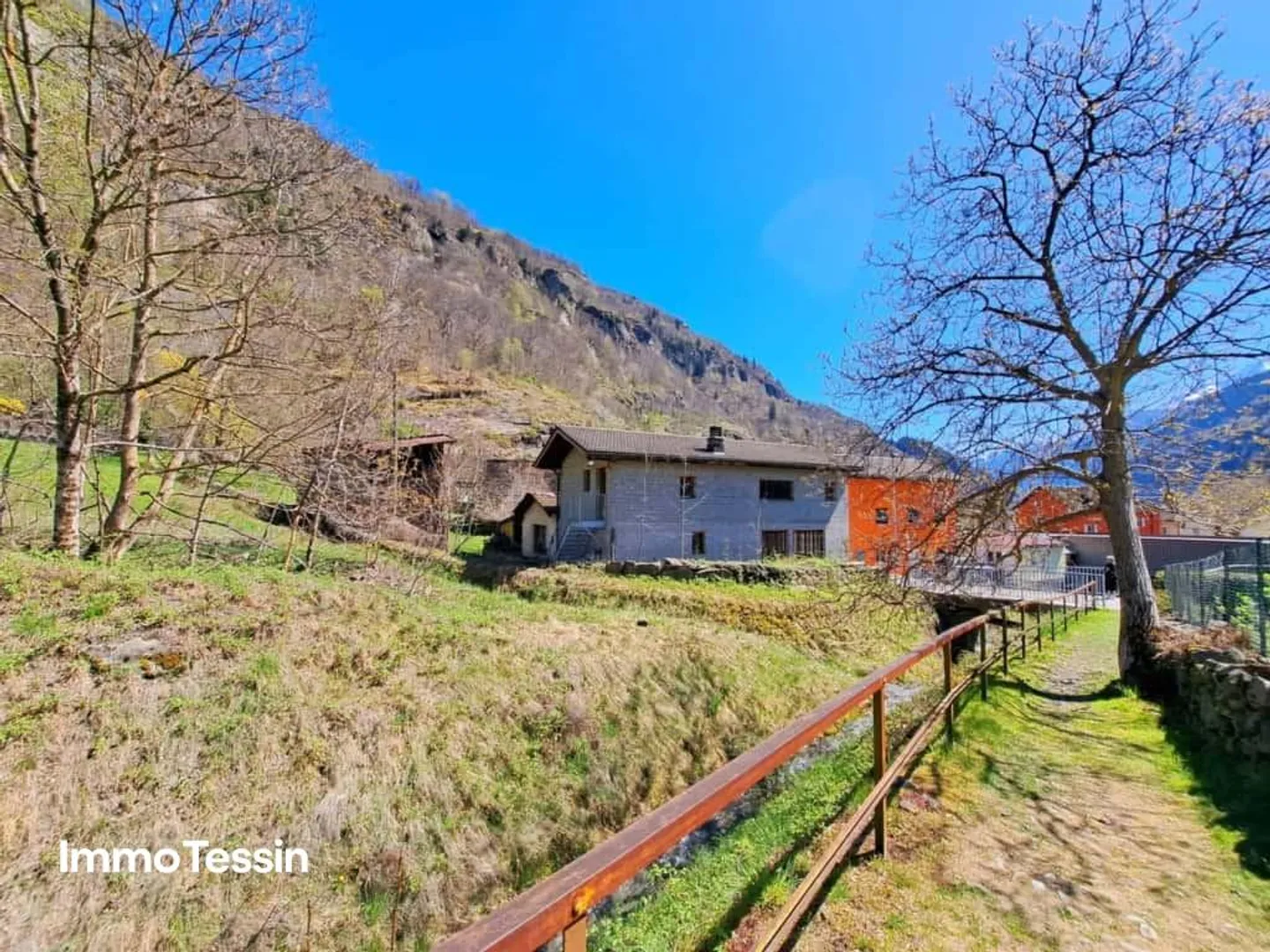 A raw diamond with waterfall view, limitless potential & wonder... - Photo 1 of 13