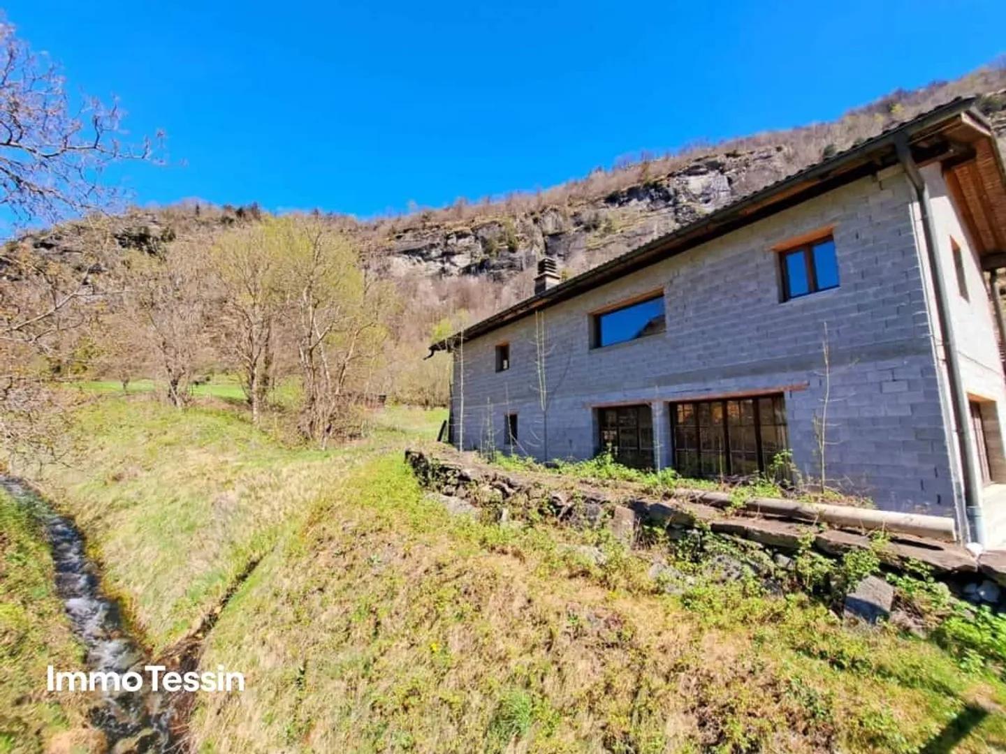 A raw diamond with waterfall view, limitless potential & wonder... - Photo 2 of 13