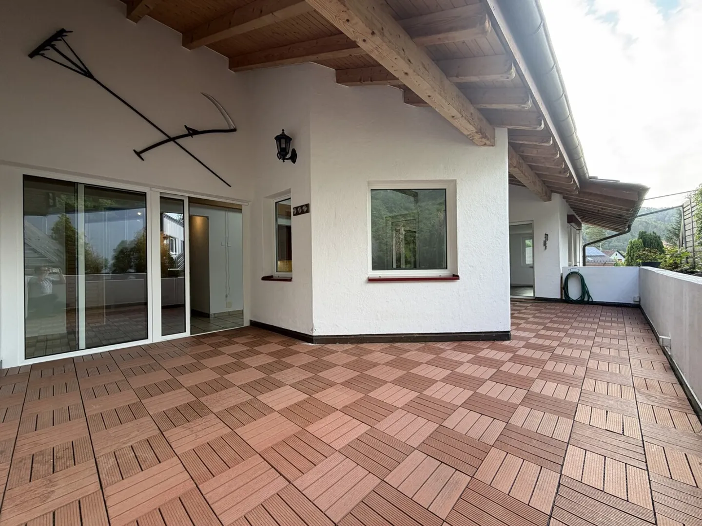 Geräumige Wohnung mit Terrasse - Foto 1 von 12