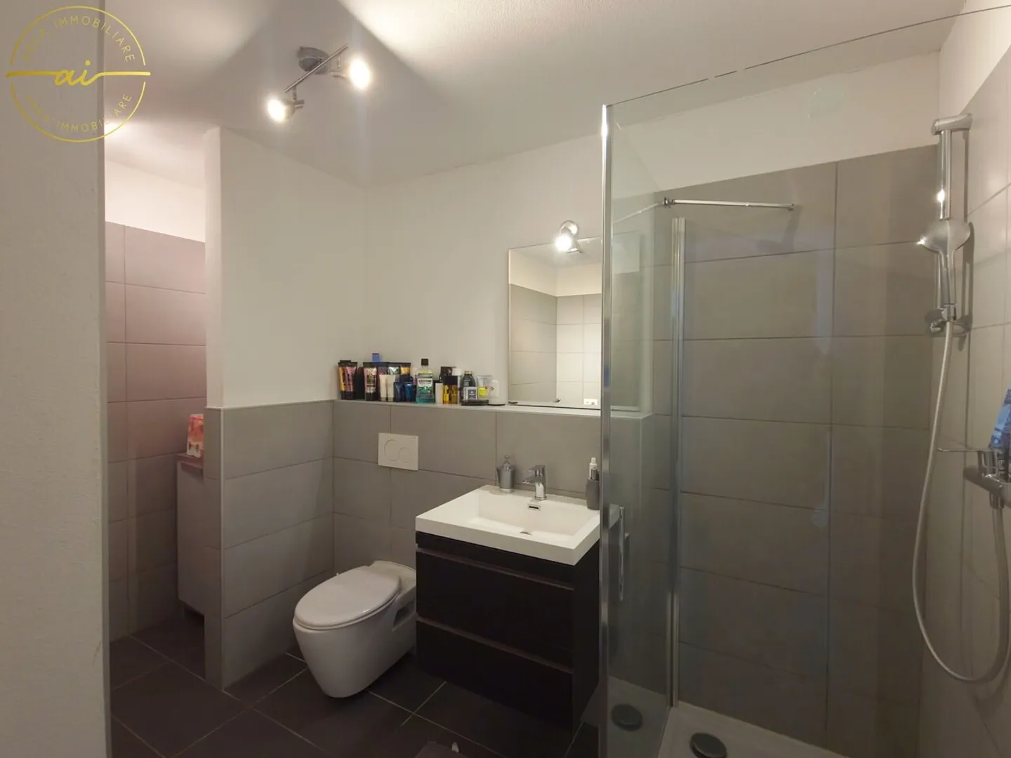HELL 3.5 ZIMMER MIT GROSSER BALKON IN EINER BEQUEMEN LAGE - Foto 10 von 11