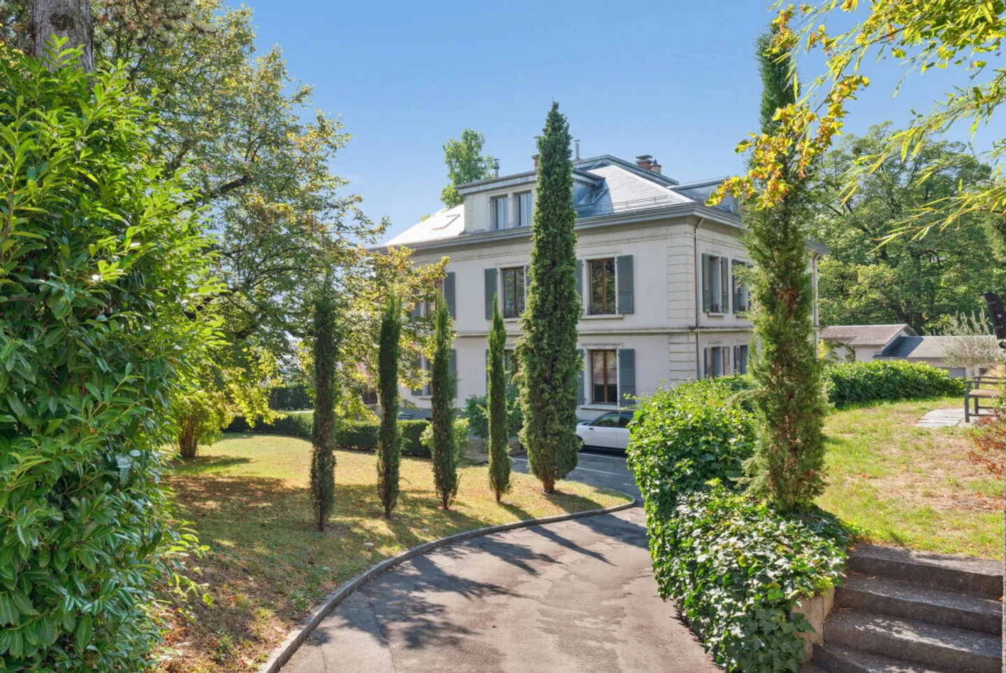 PERLA RARA NEL CUORE DI VEVEY IN UNA CASA PADRONALE - Foto 1 di 4