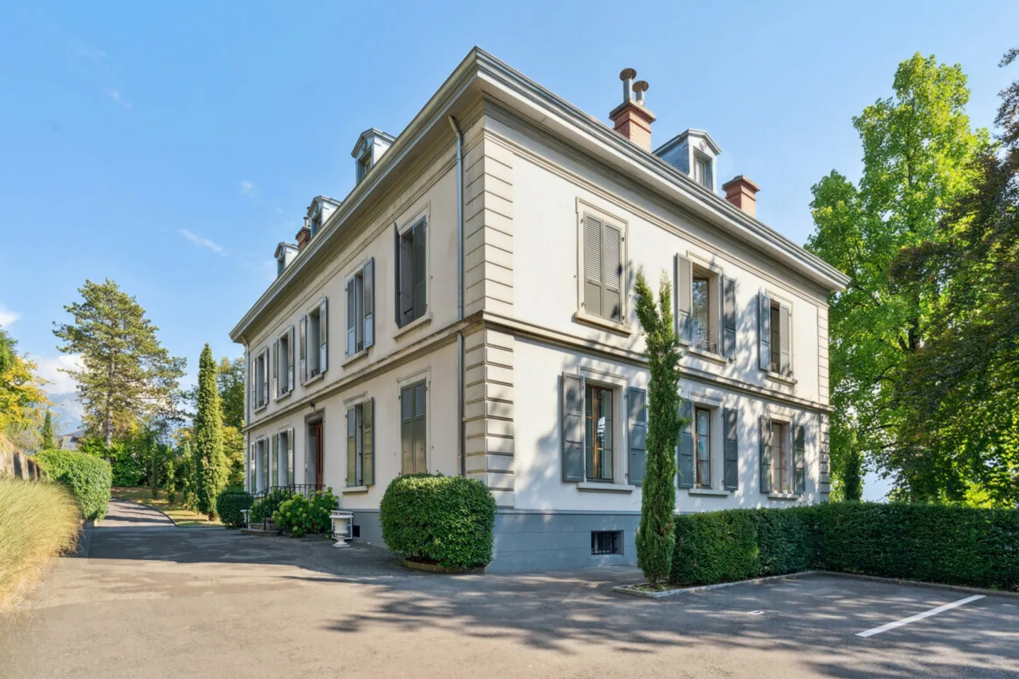 PERLA RARA NEL CUORE DI VEVEY IN UNA CASA PADRONALE - Foto 2 di 4