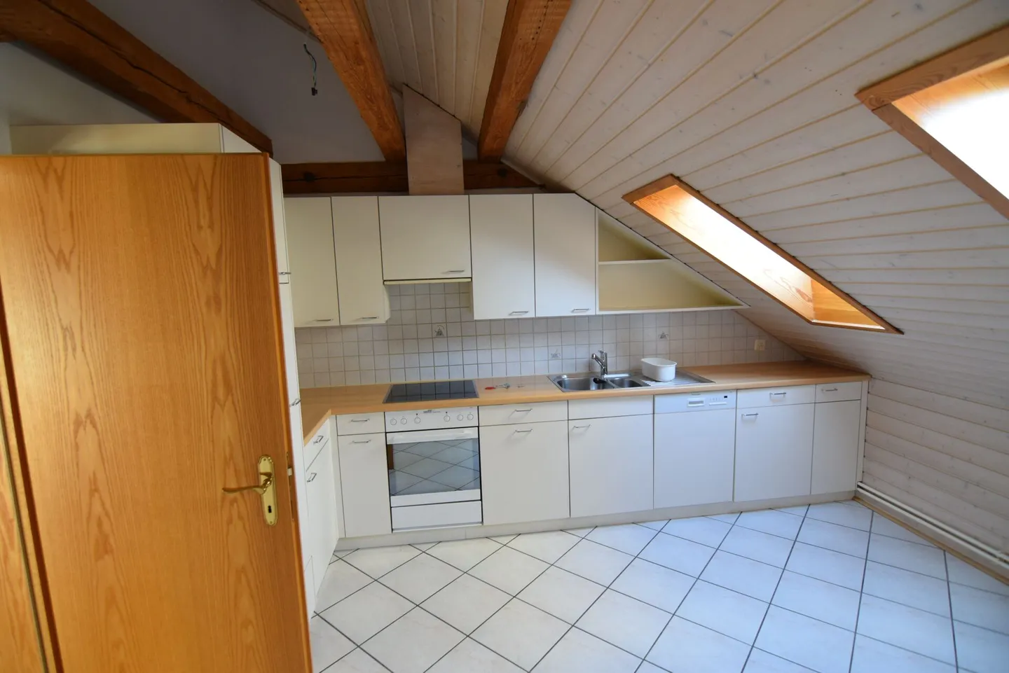 Appartement de toit confortable de 3,5 pièces avec balcon - Photo 2 sur 9