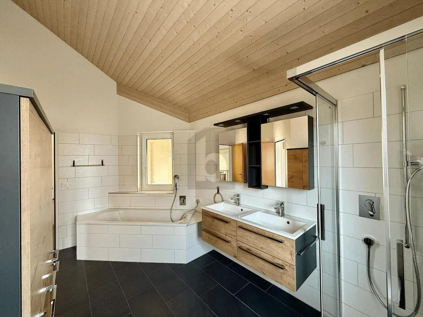 ELEGANT UND GROSS MIT VIEL PLATZ - Foto 2 von 6