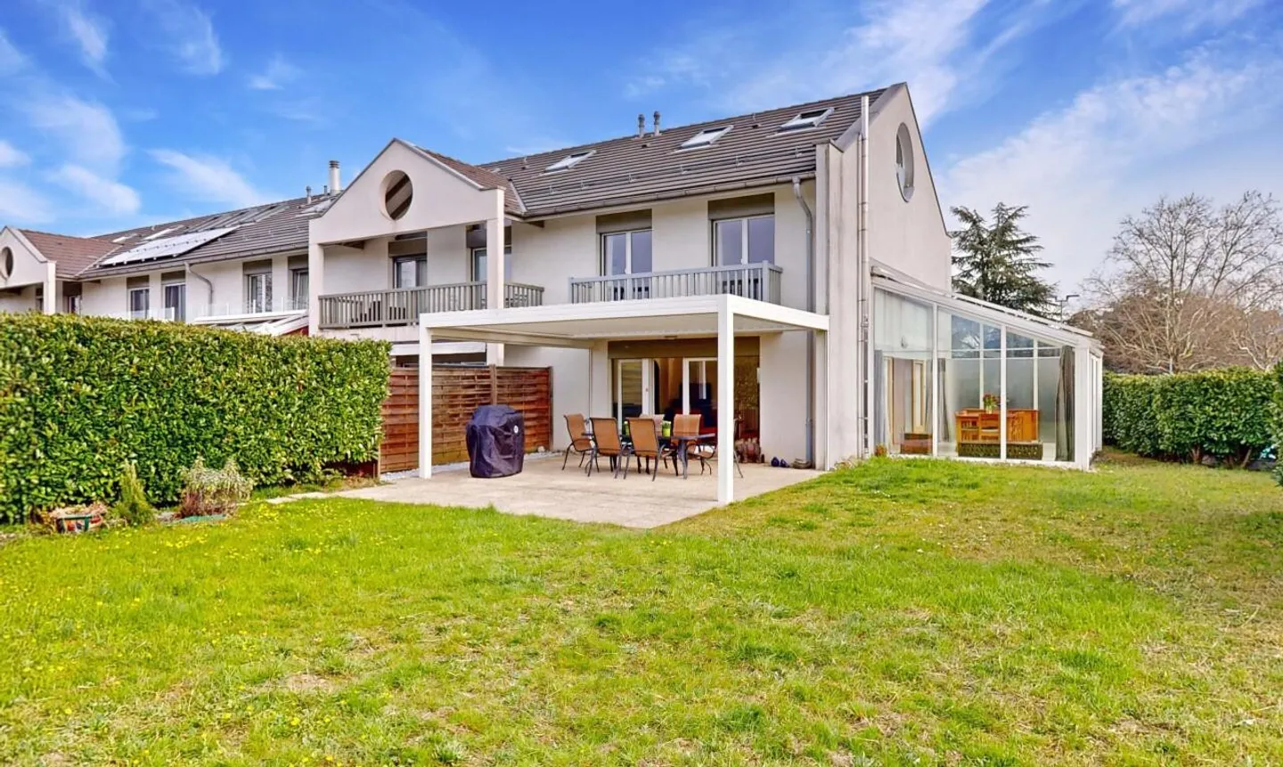 Charmantes Haus mit großem Garten und großzügigen Räumen - Foto 4 von 13