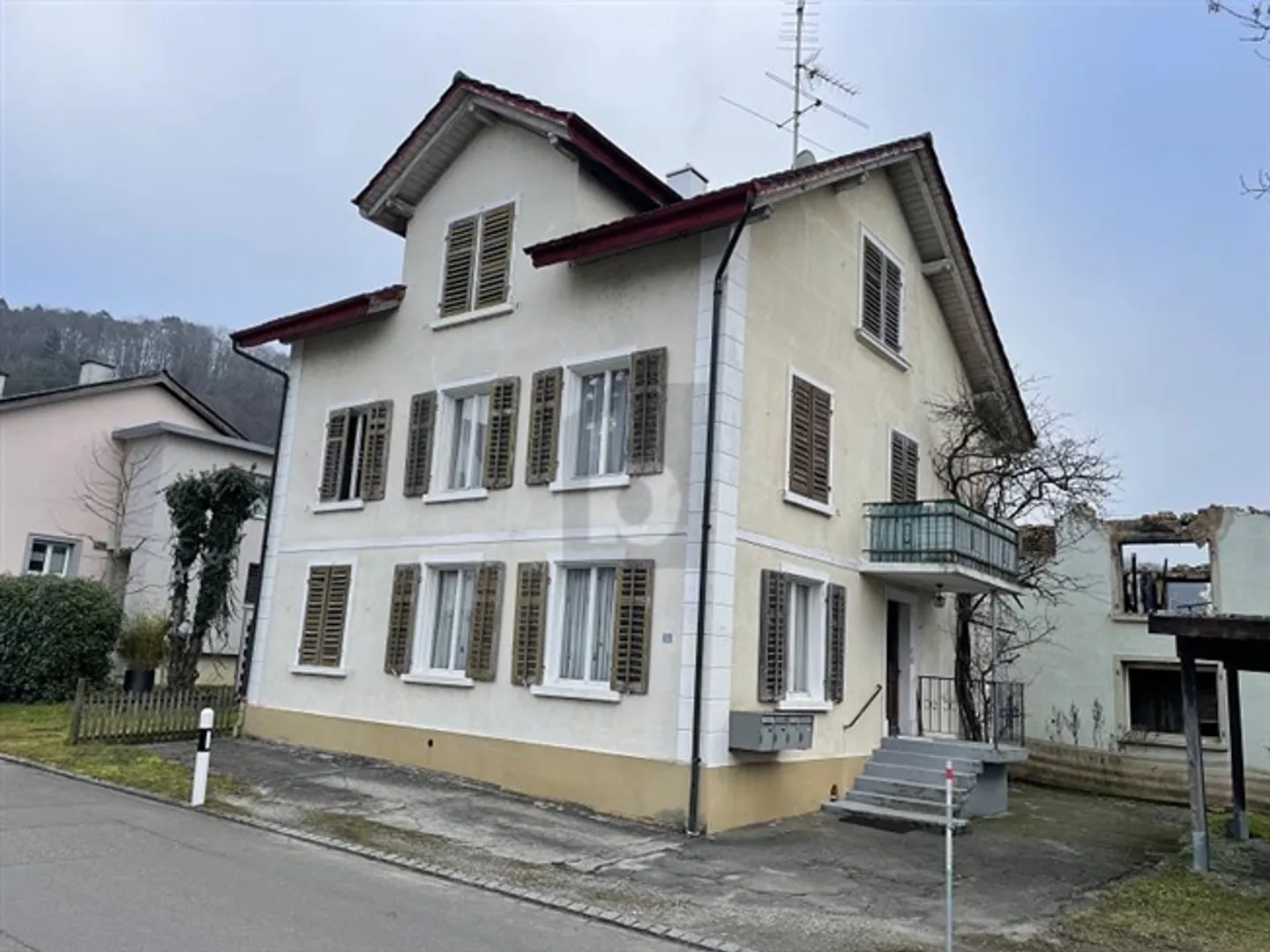 CENTRAL LOCATION WITH INTERESTING RETURN POTENTIAL - Photo 3 of 4