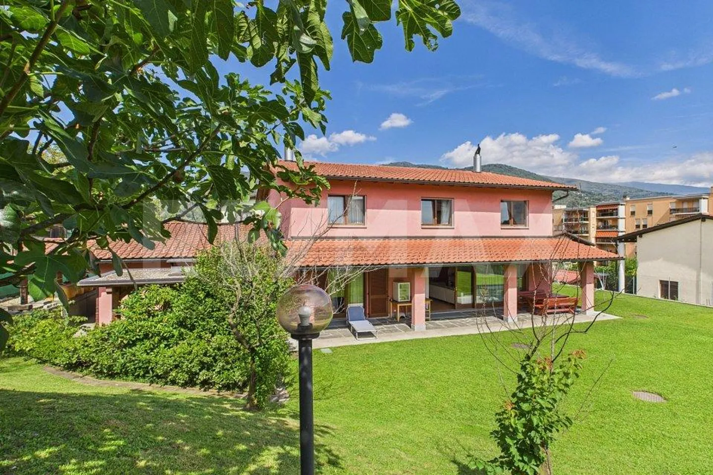 Independent villa with large garden and characteristic grotto in Taverne - Photo 3 of 13