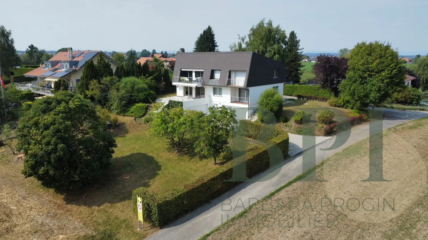 Villa di 7,5 stanze con un appartamento di 2,5 stanze - Foto 1 di 17