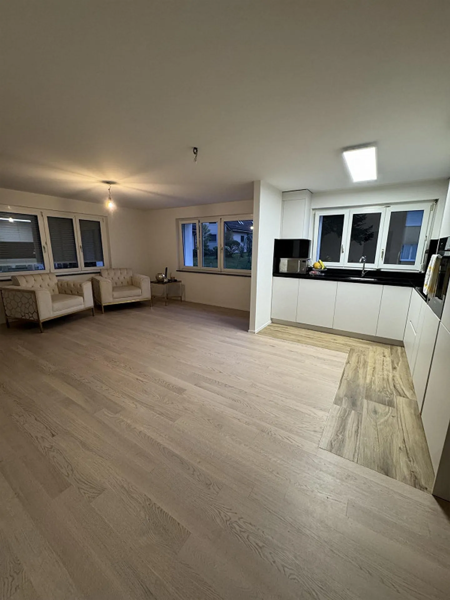 Moderno appartamento di 3,5 stanze con balcone e garage a Winkel - Foto 1 di 6