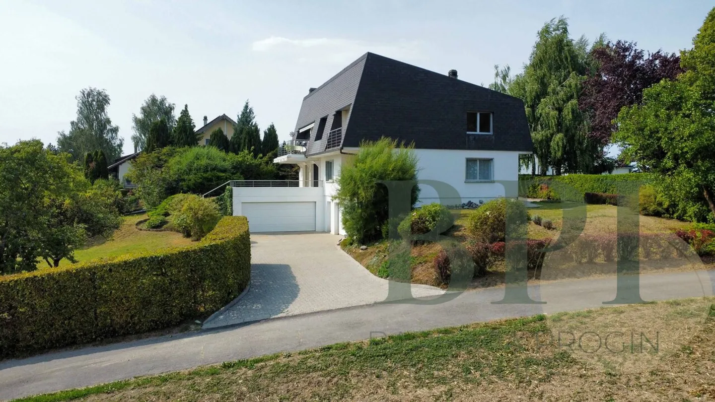Villa di 7,5 stanze con un appartamento di 2,5 stanze - Foto 2 di 17
