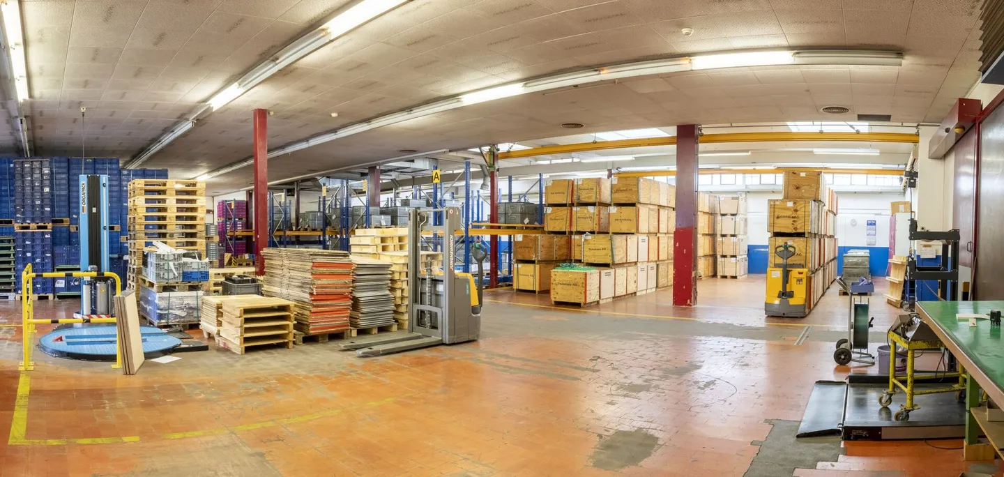 Versatile commercial hall with ramp sought near the center? - Photo 5 of 8