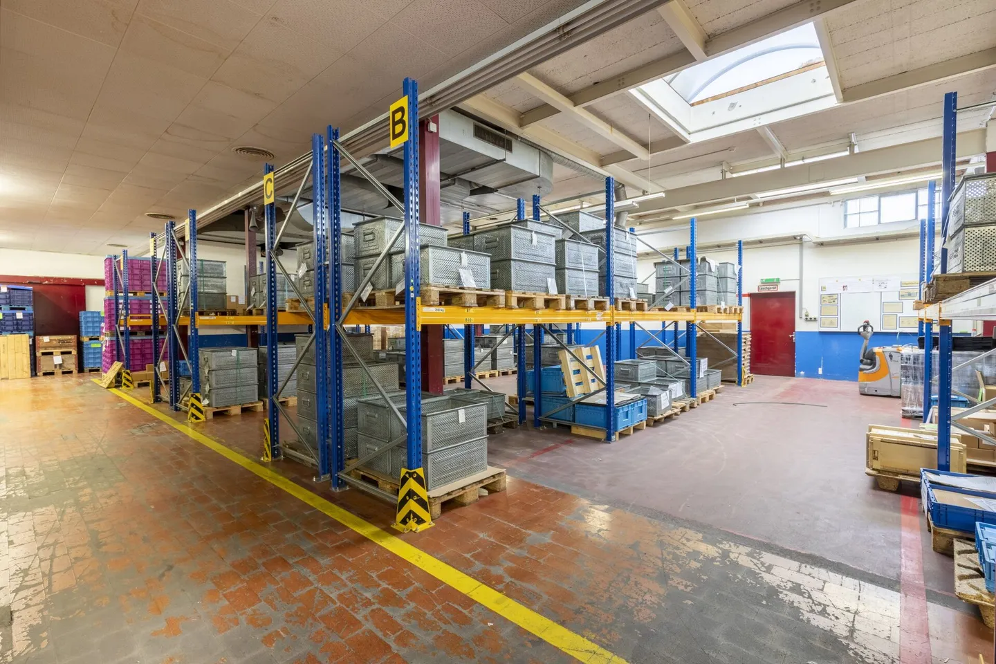 Versatile commercial hall with ramp sought near the center? - Photo 6 of 8