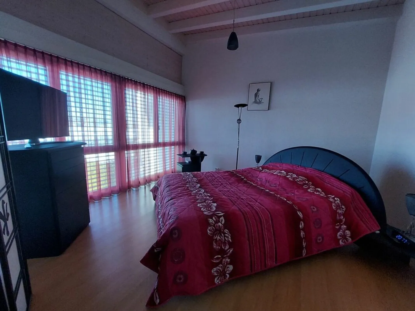 Stunning contemporary villa with a large bay window - Photo 9 of 14